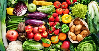 Bild, das eine Gemüseauslage mit einer breiten Auswahl verschiedener Gemüsesorten zeigt.