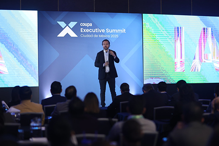 Executive Summit Mexico speaker speaks to the audience from the stage